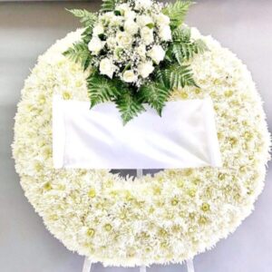 Στεφάνι κηδείας ρόδα με μία σύνθεση από ντάλιες, γαρύφαλλα και τριαντάφυλλα. Δωρεάν αποστολή σε κοιμητήρια Αθήνας. Άμεση και ποιοτική εξυπηρέτηση.