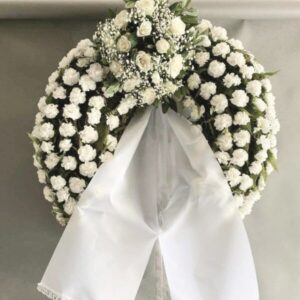 Στεφάνι κηδείας με σύνθεση από λευκά τριαντάφυλλα και γαρύφαλλα. Δωρεάν αποστολή σε κοιμητήρια Αθήνας. Σεβασμός και αξιοπρέπεια.