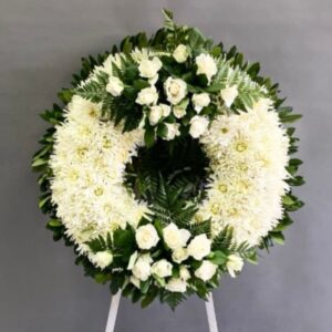 «Στείλτε στεφάνι κηδείας σε σχήμα ρόδας με δύο κατασκευές. Δωρεάν αποστολή στην Αθήνα και εξατομικευμένο μήνυμα στην κορδέλα.»