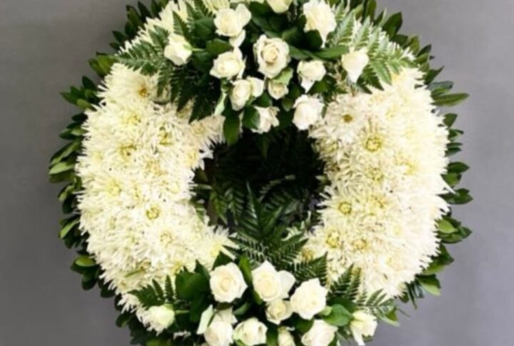 «Στείλτε στεφάνι κηδείας σε σχήμα ρόδας με δύο κατασκευές. Δωρεάν αποστολή στην Αθήνα και εξατομικευμένο μήνυμα στην κορδέλα.»